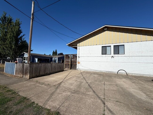 Building Photo - Newly Updated 2 Bedroom!