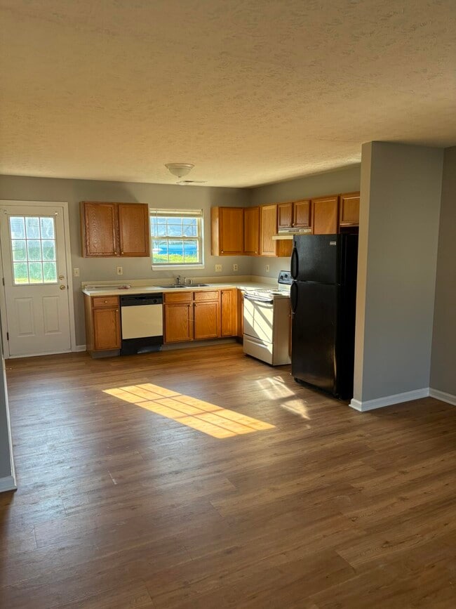 Building Photo - 1045 Pinoak Dr