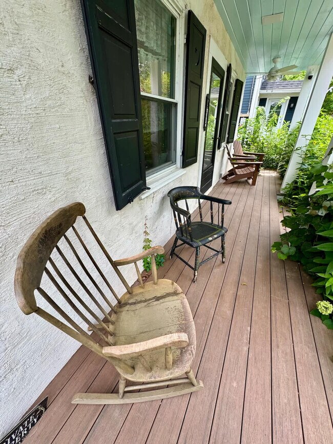 Building Photo - 54 River Dr