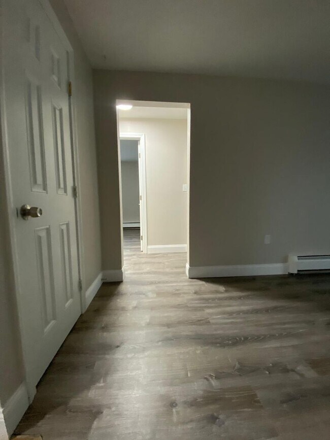 Building Photo - Fully Renovated 2 Bed with Heat, Hot Water...