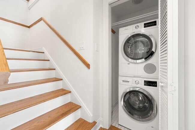 Building Photo - 200 Shearwater Ct W