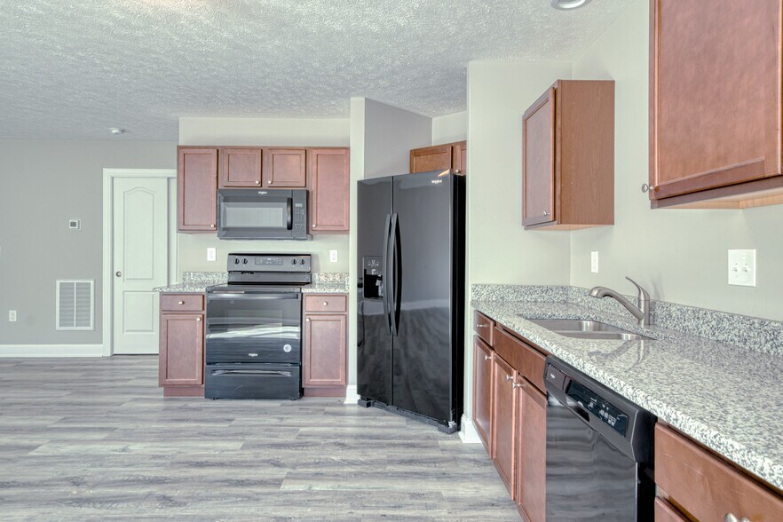 Building Photo - 220 Twisted Oak Dr NW