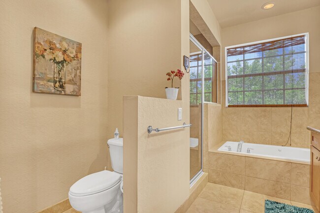 Building Photo - 2560 NE 11th St