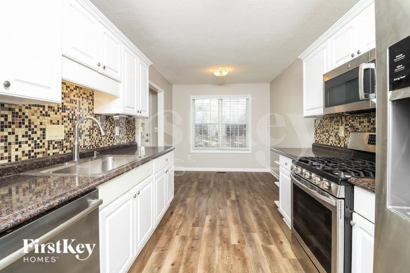 Building Photo - 5940 Seven Oaks Dr