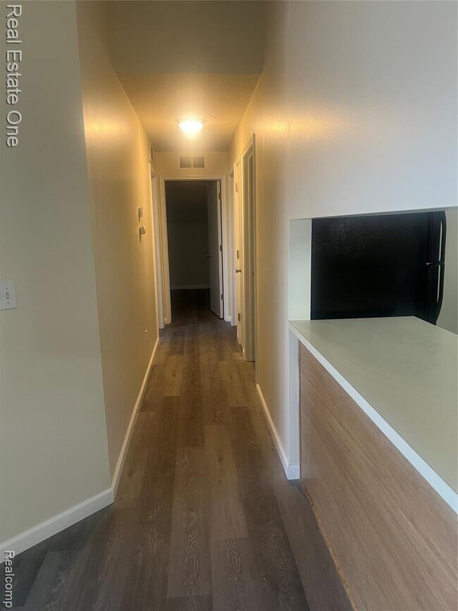 Building Photo - 15815 Lakeside Dr