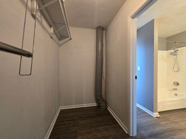 Building Photo - Spacious 5-Bedroom Family Home