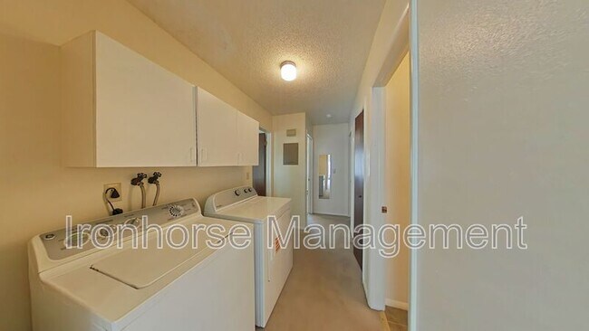 Building Photo - 515 S 15th Ave