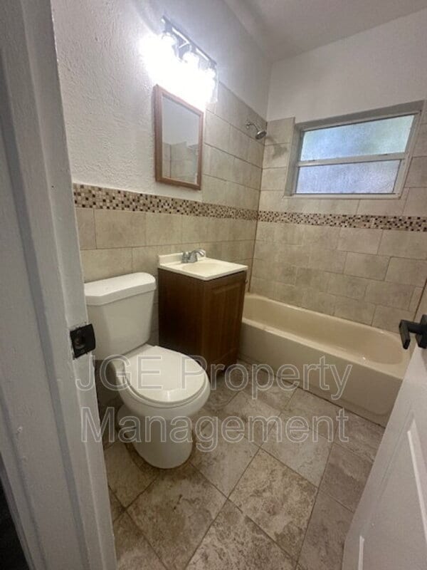 Building Photo - 2154 NE 168th St