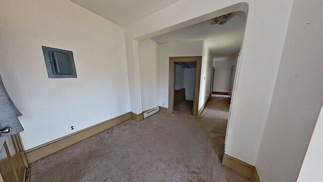 Building Photo - Spacious 2 Bedroom Apartment