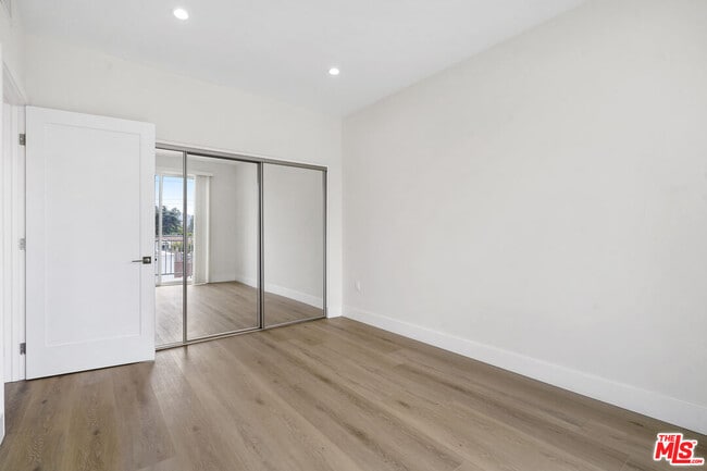 Building Photo - 11042 La Maida St