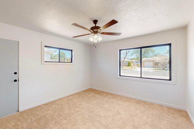 Building Photo - 2227 Inez Dr NE