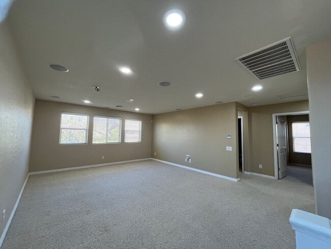 Building Photo - Wonderful 4-Bedroom Home with Loft & Den i...