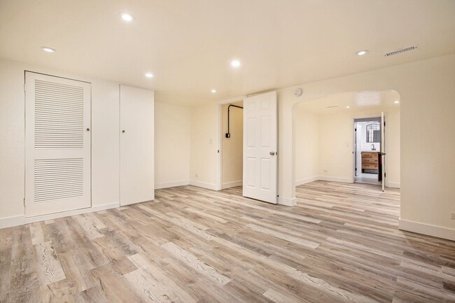 Building Photo - 4Bed/2Bath home with newly renovated basem...