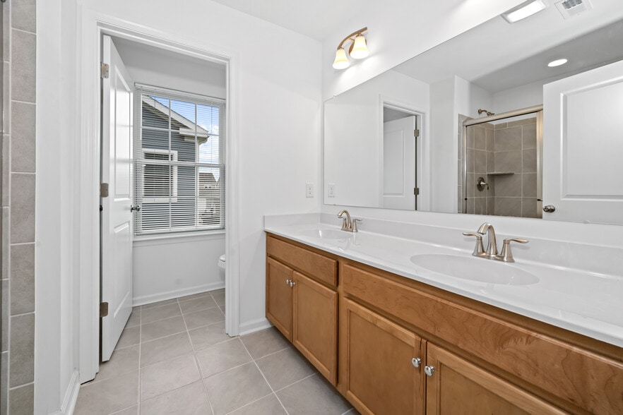 Building Photo - 851 Mapleton Ave