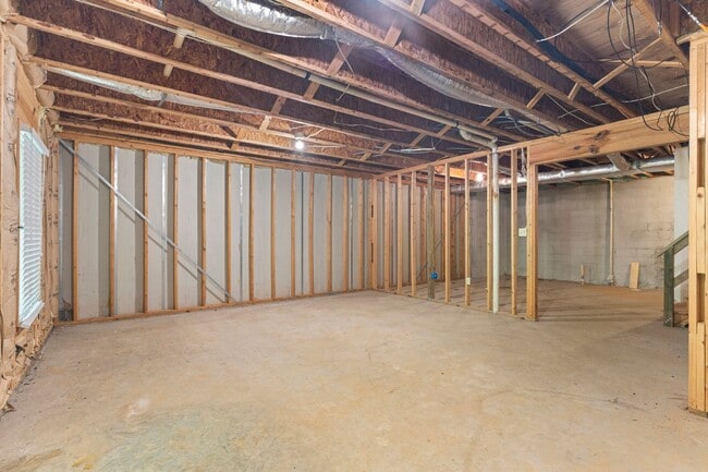 Building Photo - Spacious Townhouse with Basement in Farmvi...
