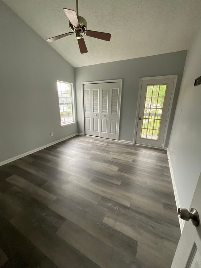 Building Photo - Charming Condo in Churchland Southwest