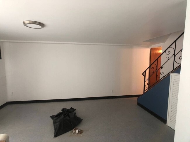 Building Photo - Newer & Modern 3 Bed., 1.5 Bath Home w/W/D...