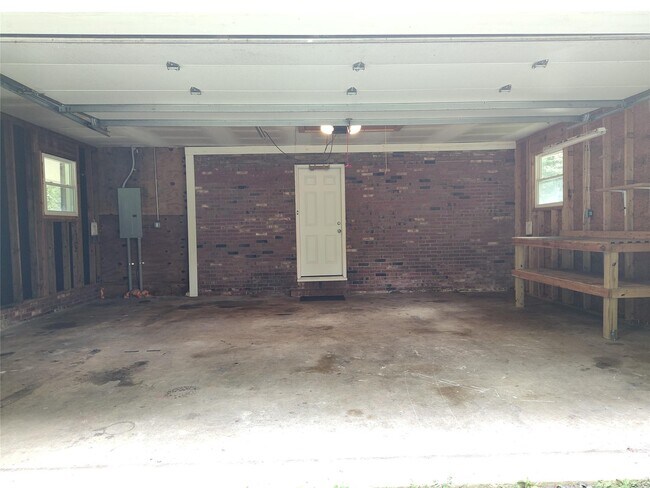 Building Photo - 303 Cedarwood Ln
