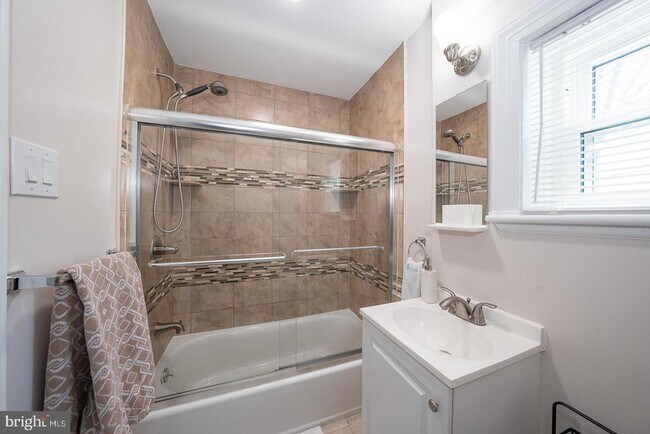 Building Photo - 227 E Hathaway Ln