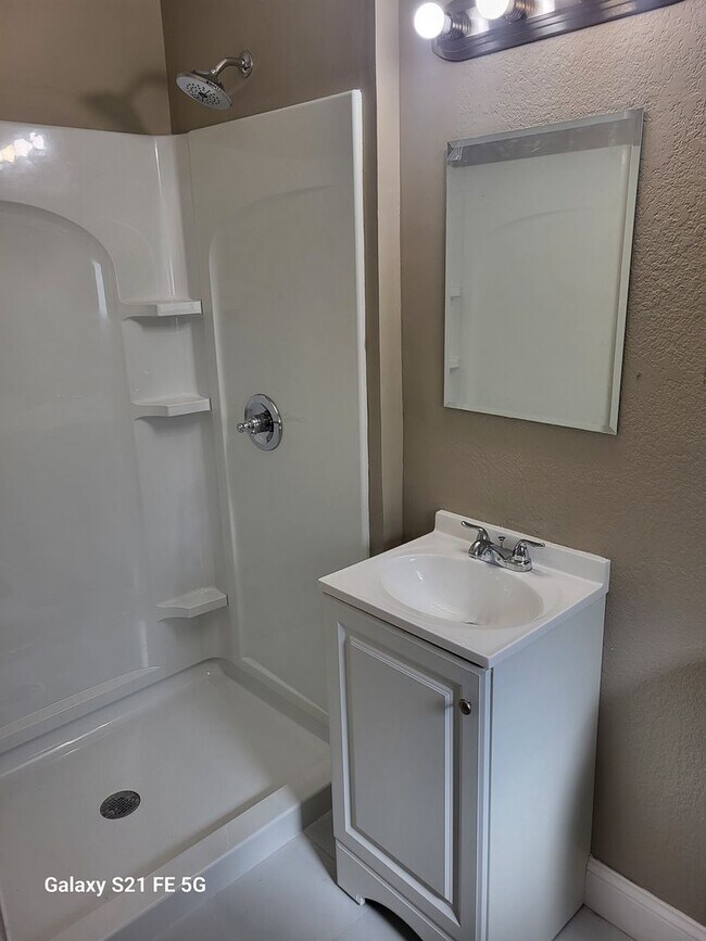 Building Photo - 3 Bedroom, 2 bath house