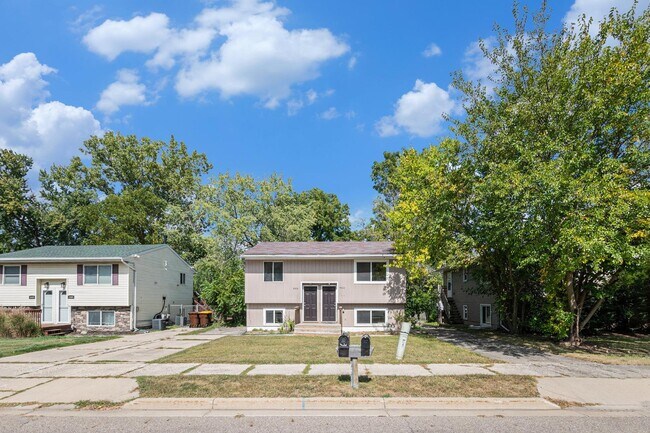 Building Photo - 4434 E Willoughby Rd