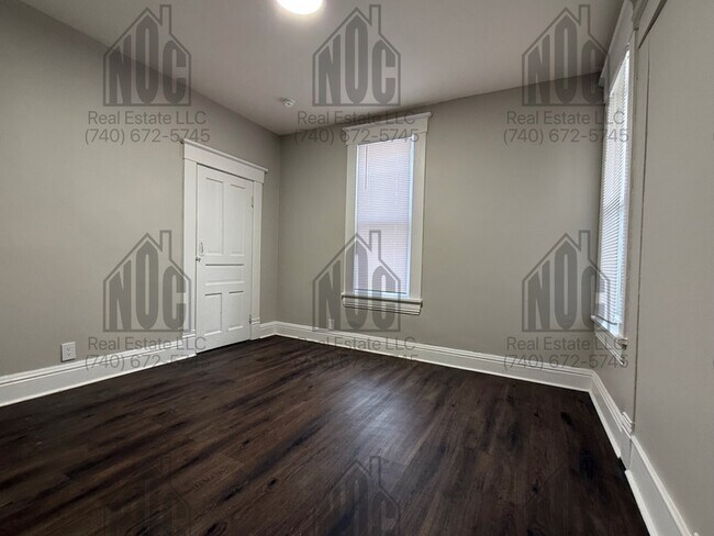 Building Photo - 160 1/2-160 1/2 Lake St