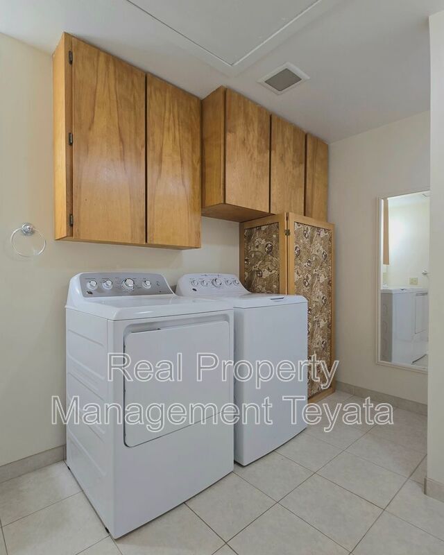 Building Photo - 3921 Cliffside Dr