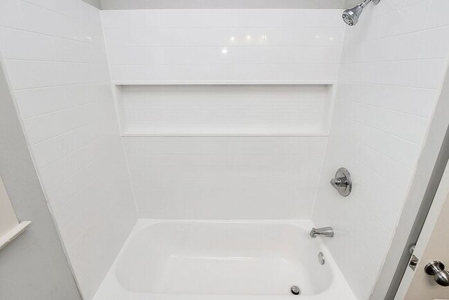 Building Photo - Charming 2BD/1BA Duplex Off West Blvd