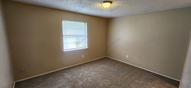 Building Photo - 2204 Oak Hill Dr