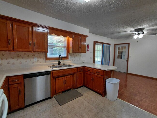 Building Photo - Single Family Home!