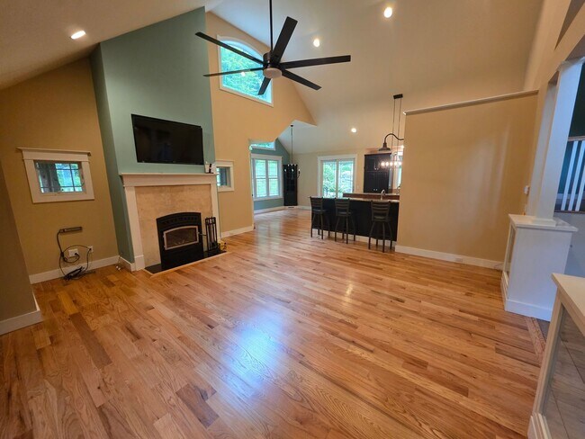 Building Photo - Luxurious 3-Bedroom Home in Poughquag, NY