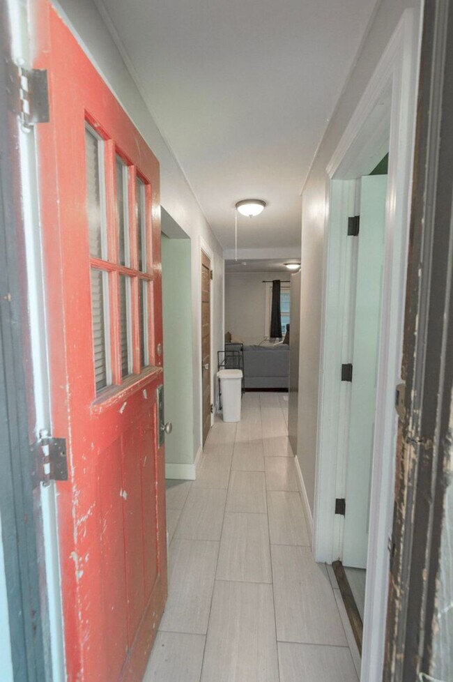 Building Photo - Room for Rent in 5 Bedroom House