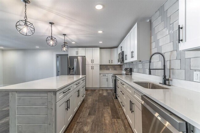 Building Photo - 16880 SE 63rd Ln
