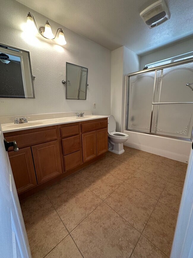 Building Photo - Welcome to this 4 bed 2 bath home!