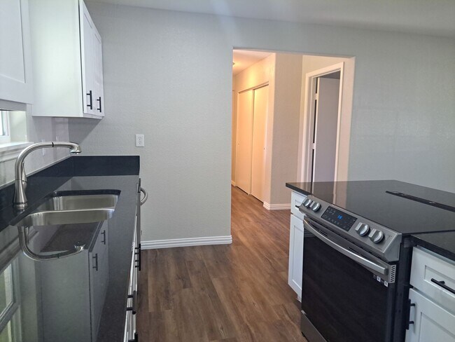 Building Photo - 5 bedroom / 2 bath