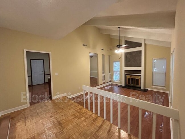 Building Photo - 906 Forestglen Dr