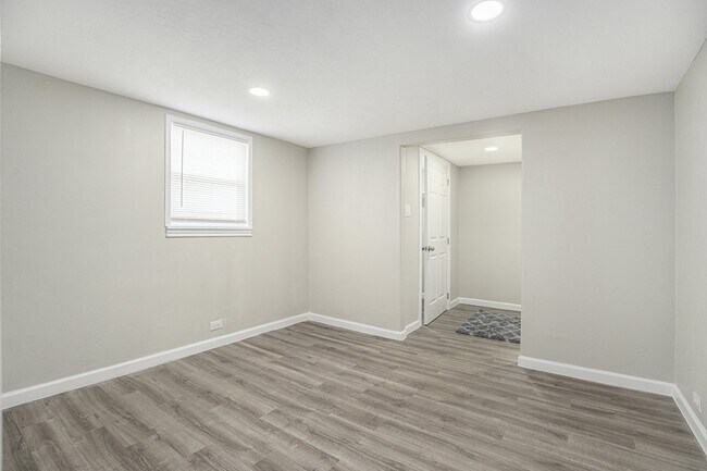 Building Photo - 812 7th Ave N