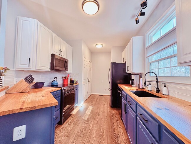 Building Photo - FREDERICKSBURG - MINUTES TO VRE - EASY COMMUTE TO QUANTICO!