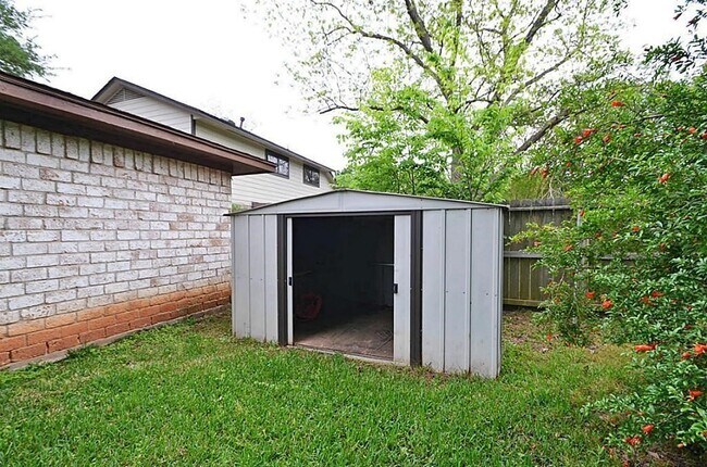 Building Photo - 3130 Frontier Dr