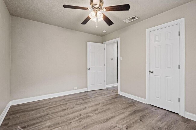 Building Photo - 1708 N Woods St