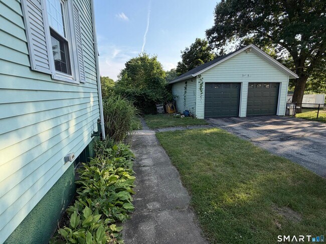 Building Photo - 9 Floral Ave