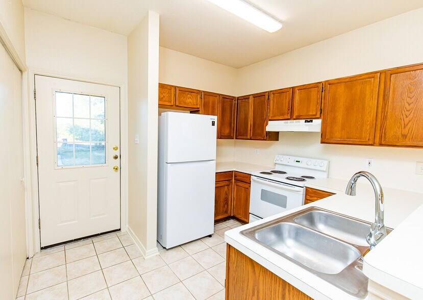 Kitchen/Back Door - 3001 Whisper Oaks Ln