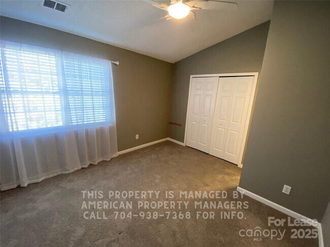 Building Photo - 10580 English Setter Way