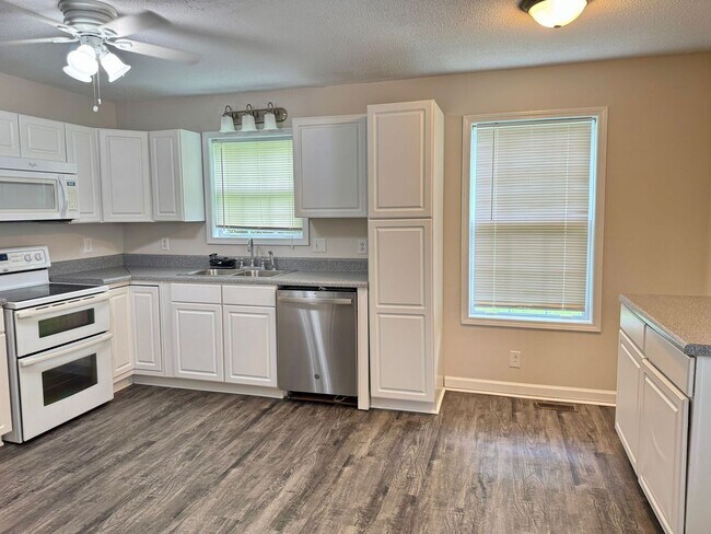 Building Photo - Great Location!!3 Bed/2.5 Bath near exit 1...