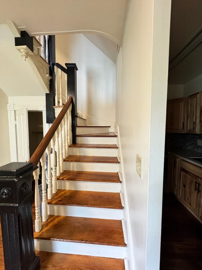 Stairs to 2nd floor - 911 Campbell Ave SW