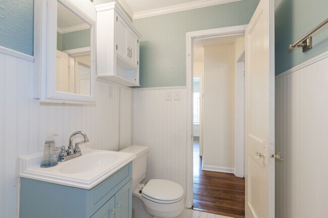 Building Photo - Beautiful 2 Bedroom, 1 Bath Home Coming Soon!