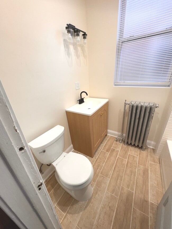 Building Photo - 2927 N Sacramento Ave