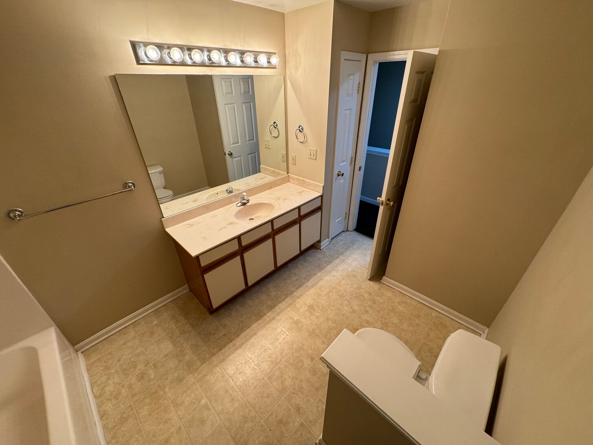 Building Photo - 2065 Leland Dr