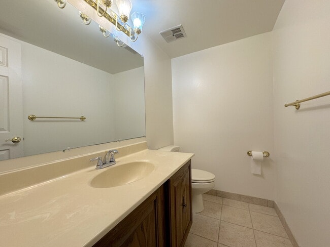 Building Photo - Inviting Townhome with Abundant Space & Co...