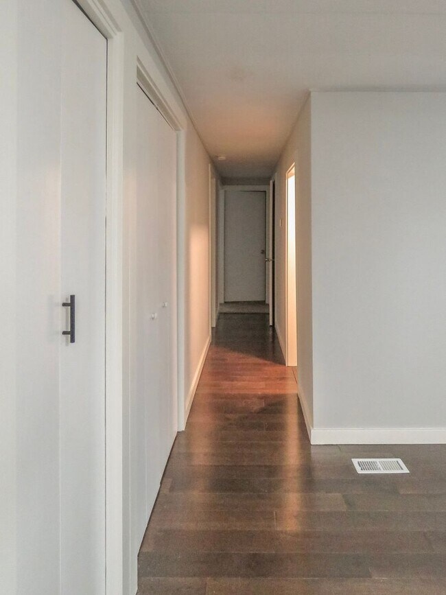 Building Photo - Century Meadows Home Available Now- Aurora